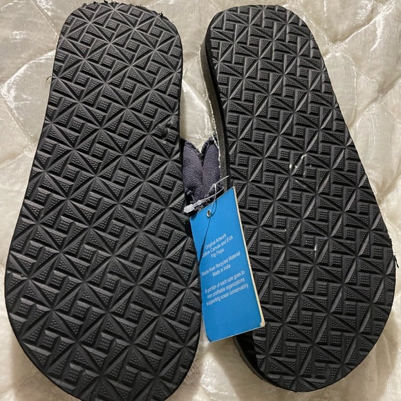 Beachcomber boys flip-flops. Size 5. NWT sharks. - Picture 3 of 6